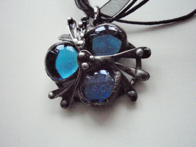 Cínovaný šperk Fialka