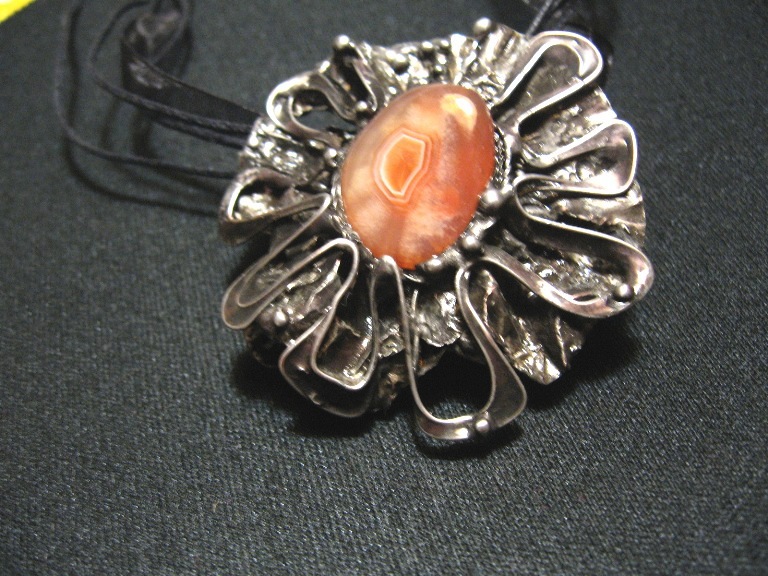 Cínovaný šperk, kvítek