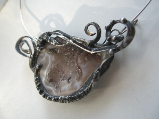 Originální šperk, krystalický, peříčkový achát