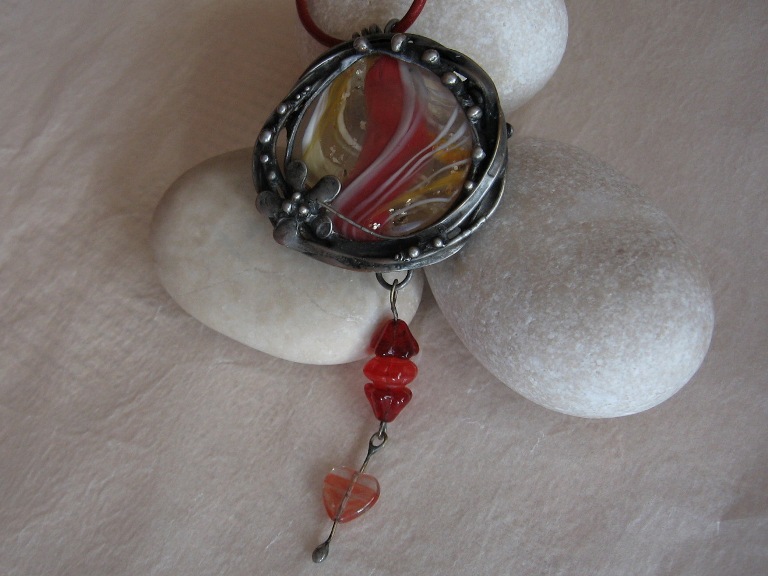 Originální přívěšek, technika fusing, červený a tiffany