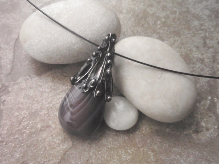 Originální cínovaný šperk s minerálem, achát