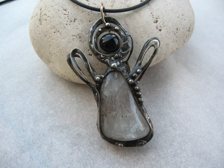 Originální cínovaný šperk Anděl, amulet s křišťálem