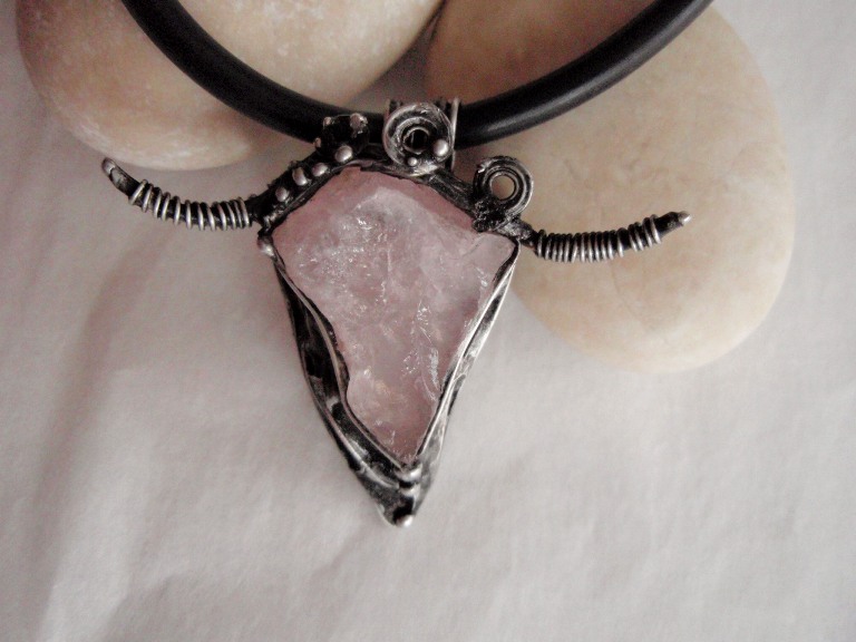 Pánský šperk s minerálem, růženín