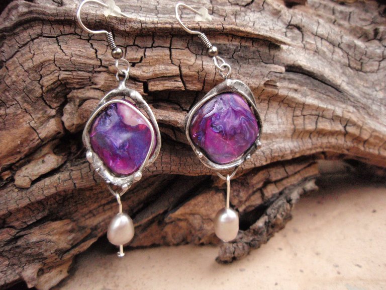 Cínované náušnice -fialová perleť