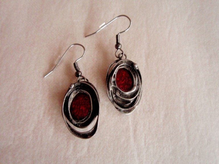 Originální náušnice, červené pecky