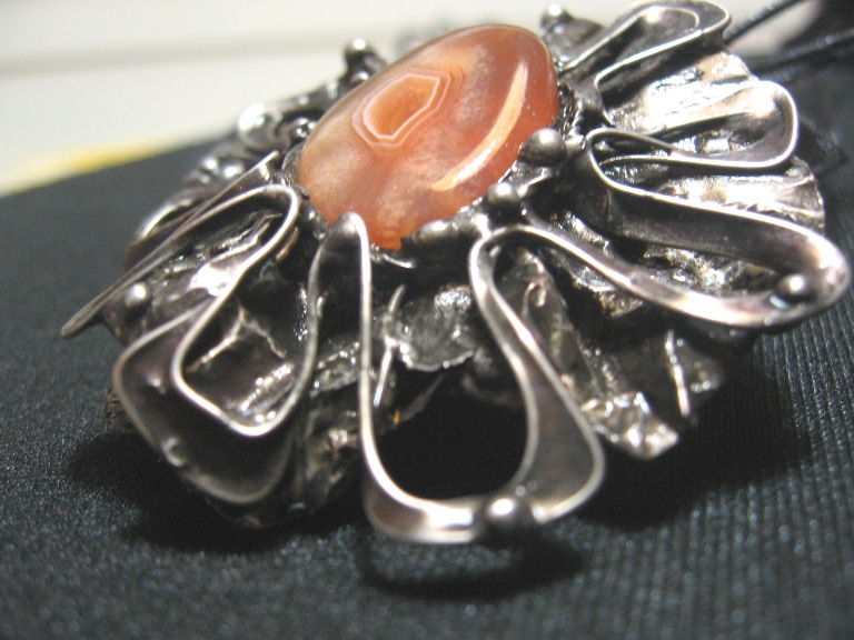 Cínovaný šperk, kvítek