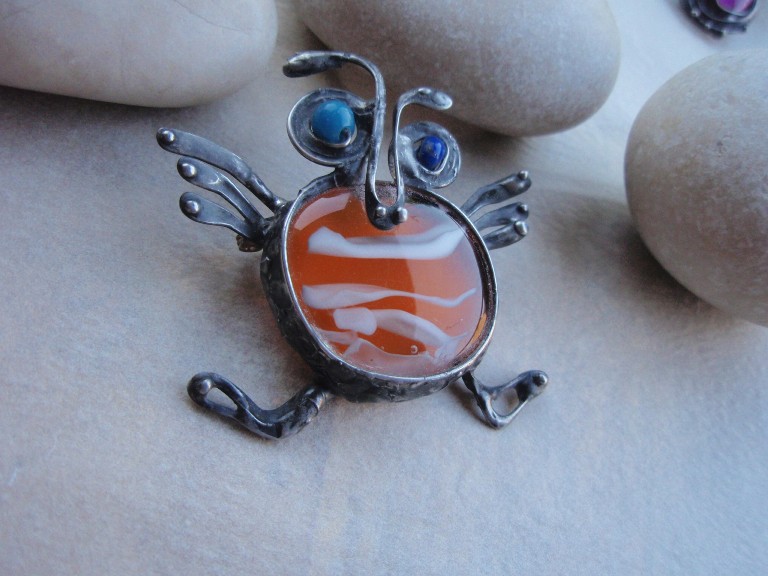 Originální brož - veselý bobónek