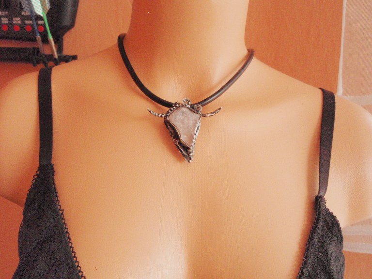 Pánský šperk s minerálem, růženín