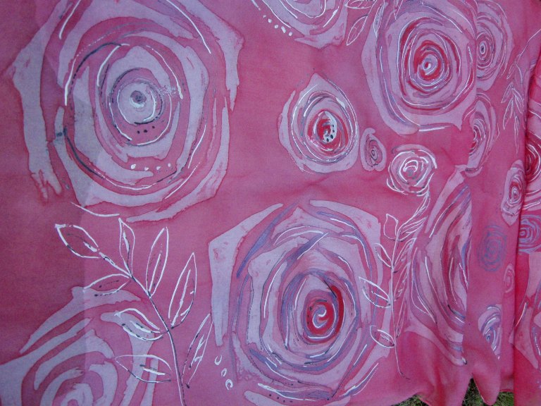 Růžová hedvábná šála, růže