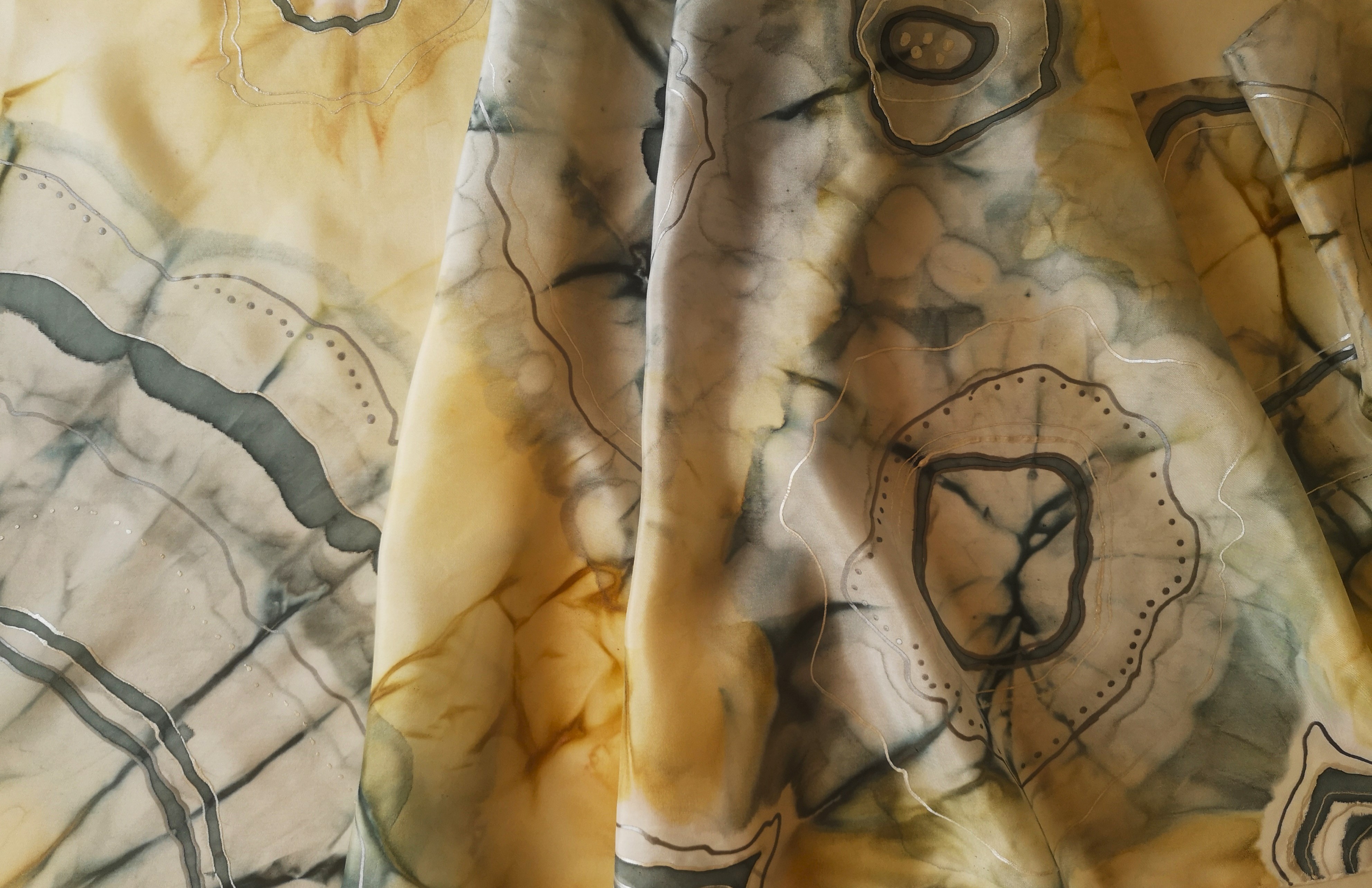 Hedvábný šál - Decentní jantarová