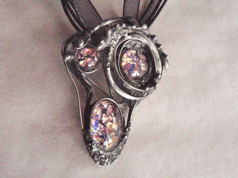 Cínovaný šperk Tiffany, s českým sklem