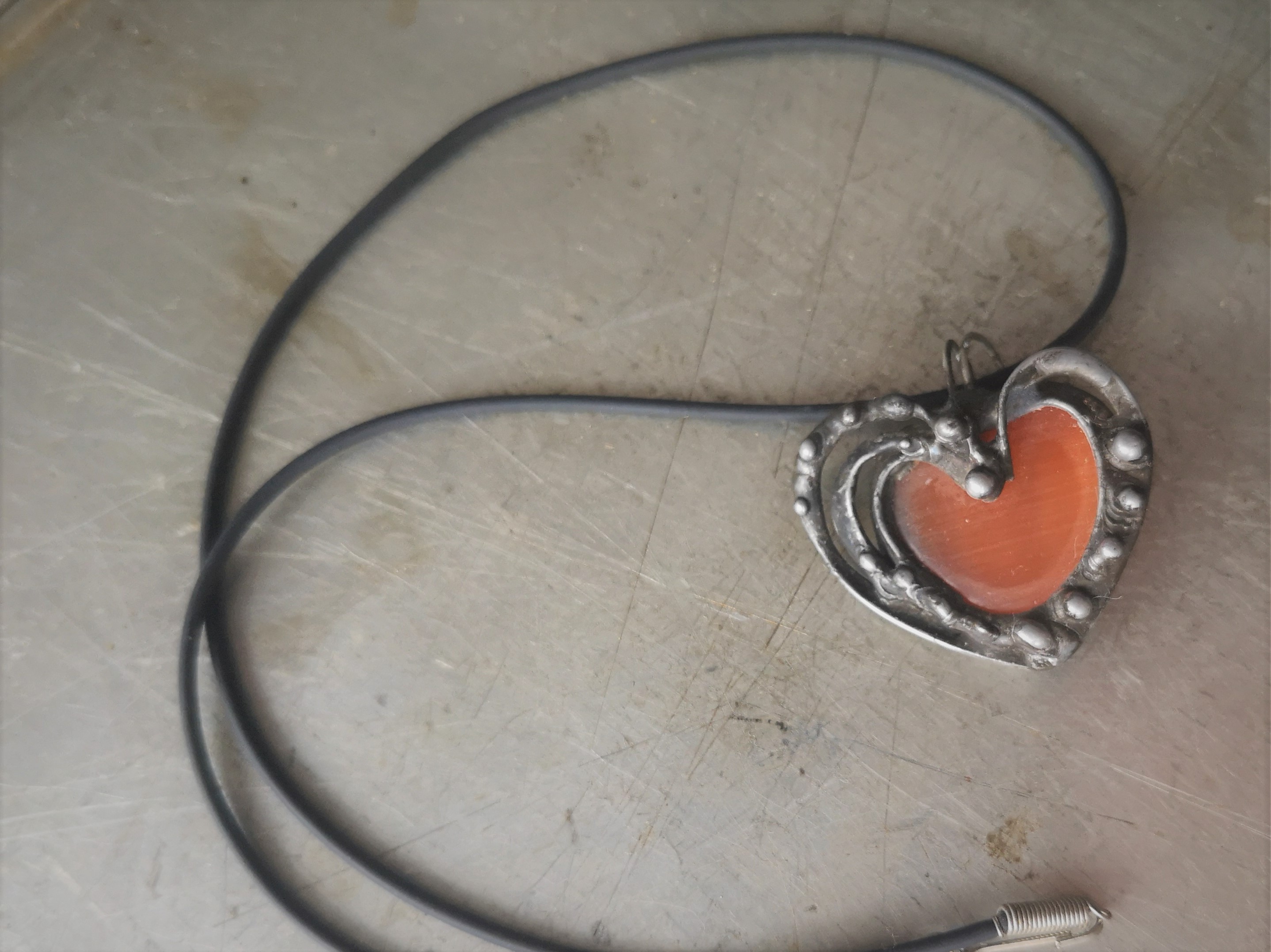 Originální cínovaný šperk oranžové srdíčko