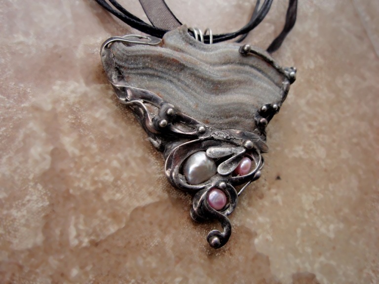 Autorský cínovaný šperk, chalcedon a perly