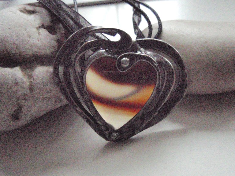 Cínovaný přívěsek, srdíčko z achátu 2