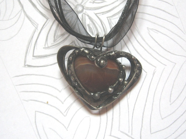 Cínovaný šperk, srdíčko z karneolu