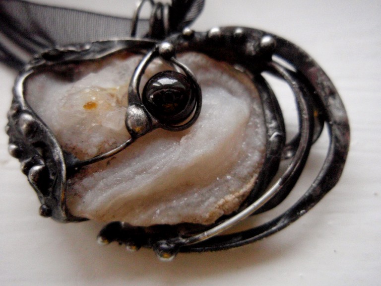 Autorský cínovaný šperk s Chalcedonem