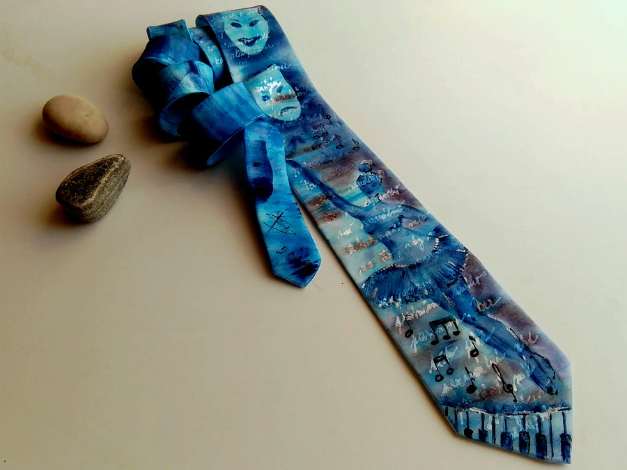 Ručně malovaná kravata na divadelní téma