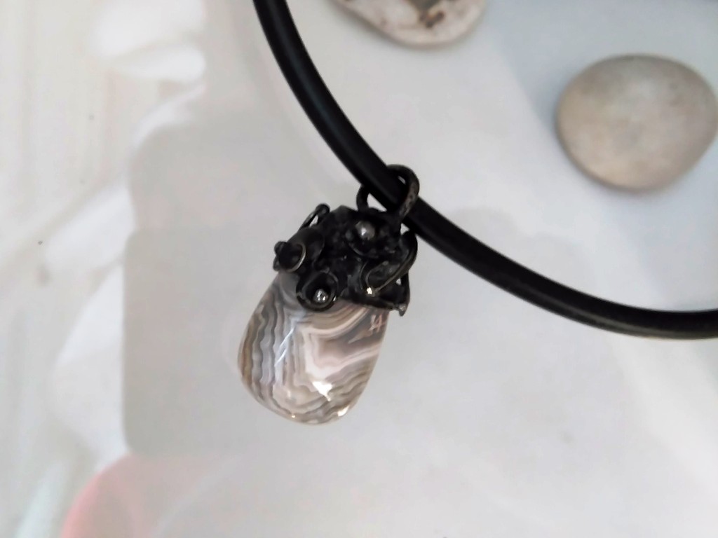 Originální cínovaný šperk s minerálem, achát