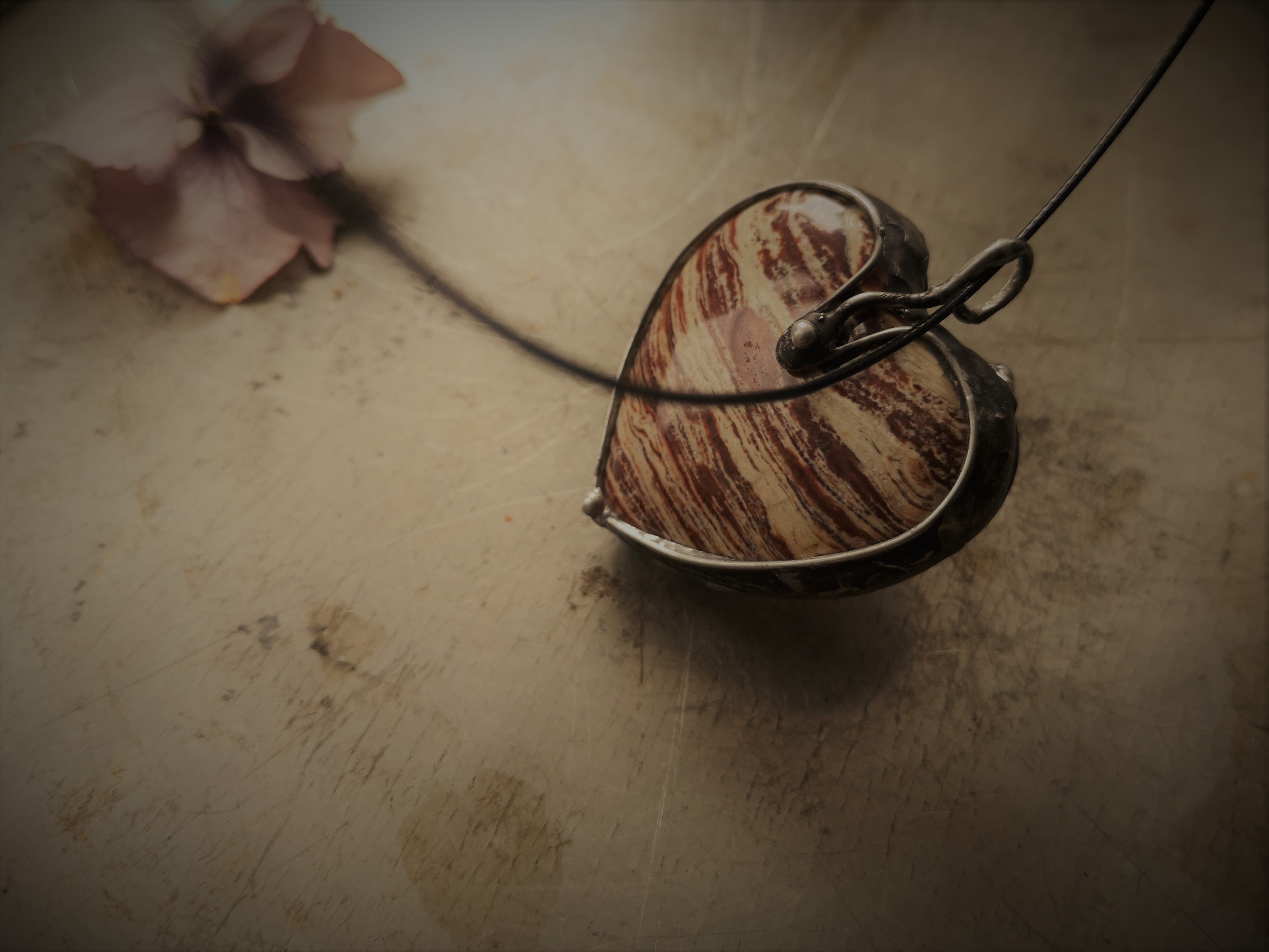 Cínovaný šperk srdíčko - Miluji čokoládu