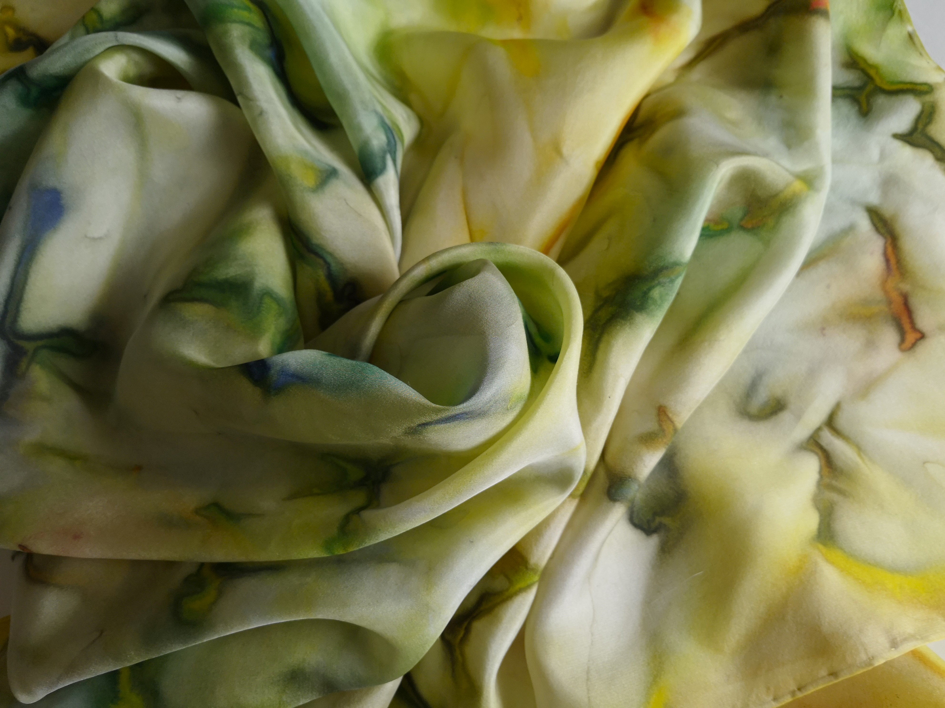 Hedvábný šál v módních zelených odstínech