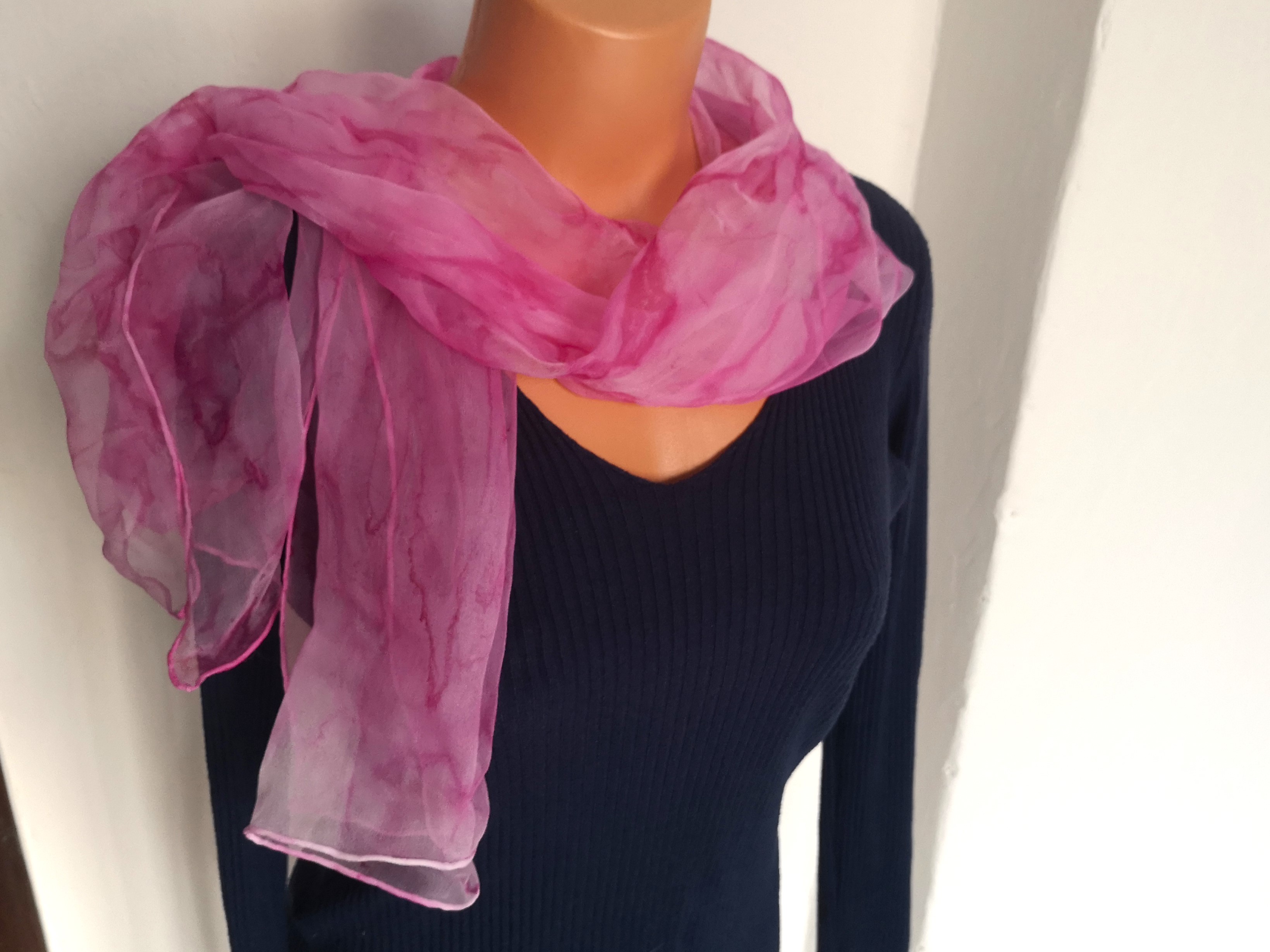 Originální hedvábná šála - Mlhovina v červené magenta