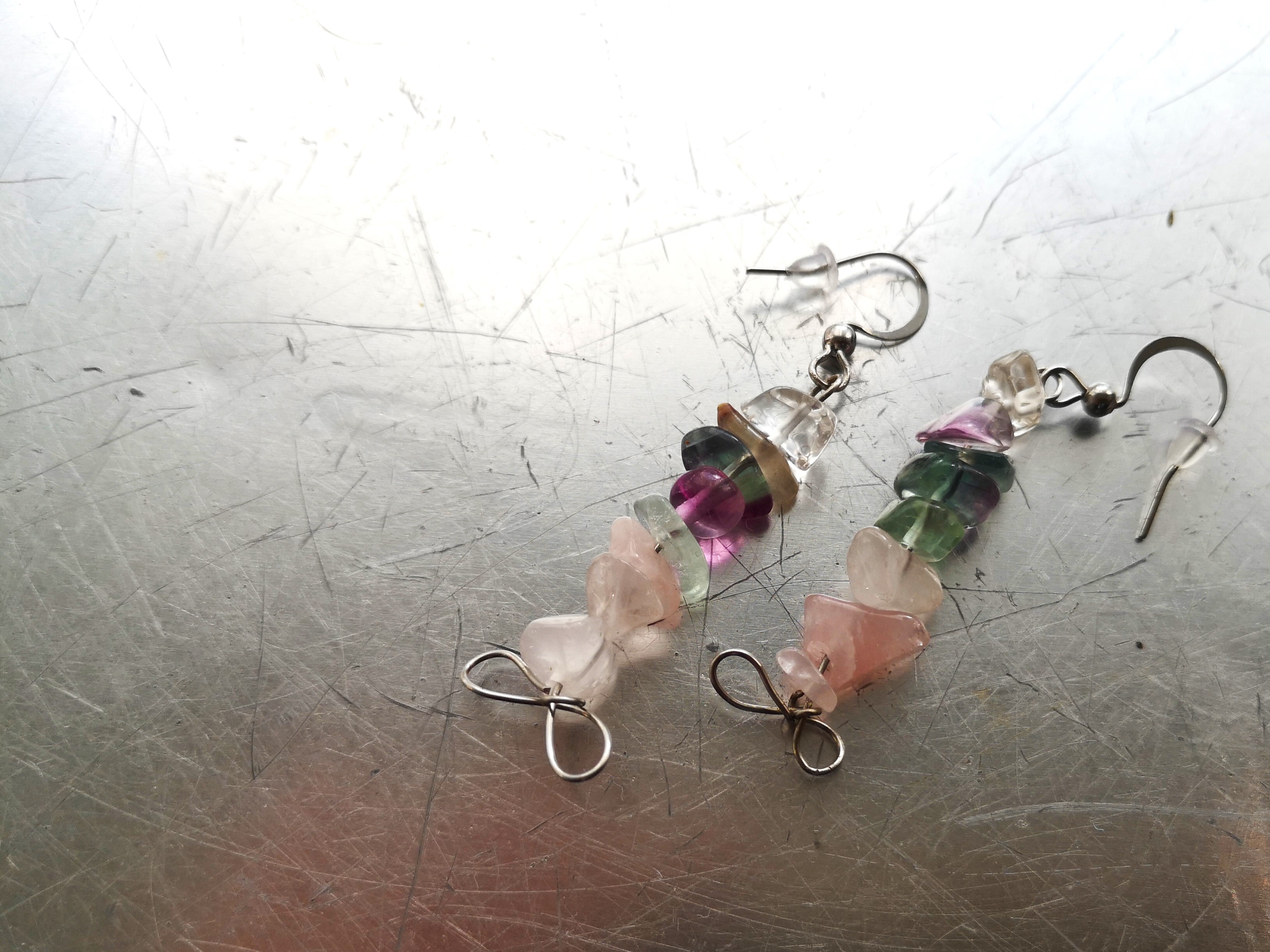 Tepaná ocel, náušnice s flouritem