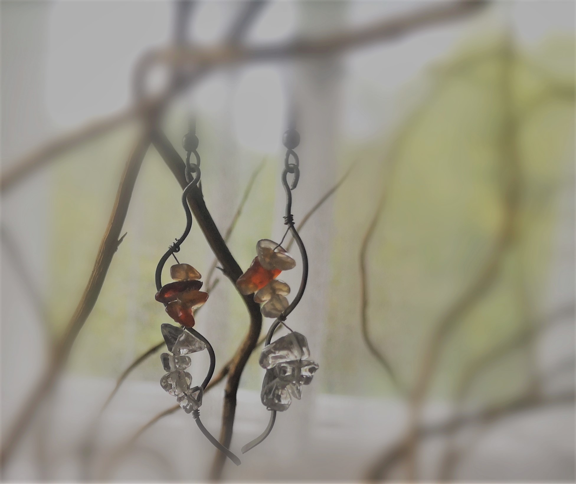 Tepaná ocel, náušnice s karneolem