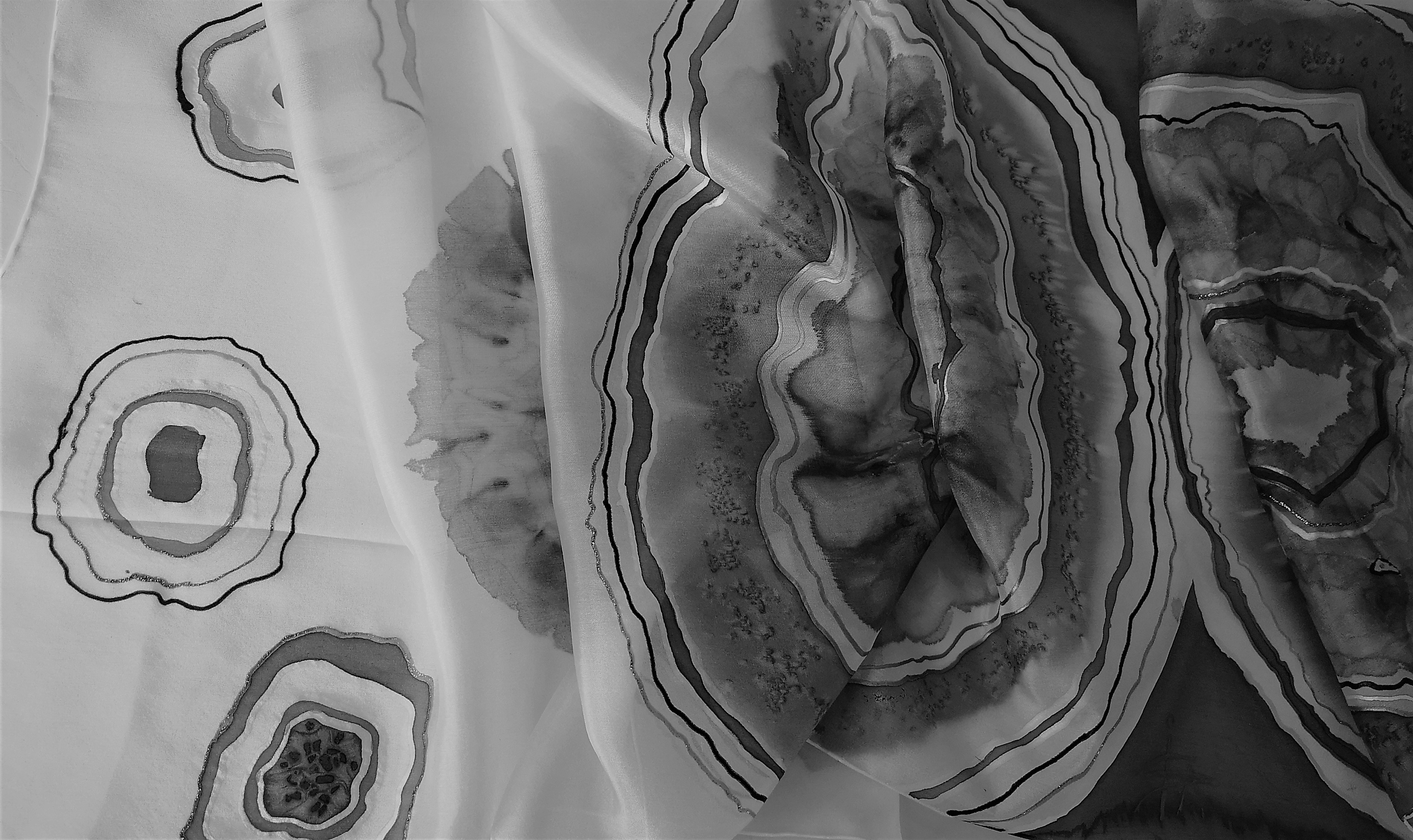 Hedvábná malovaná šála - Plátky v černobílé