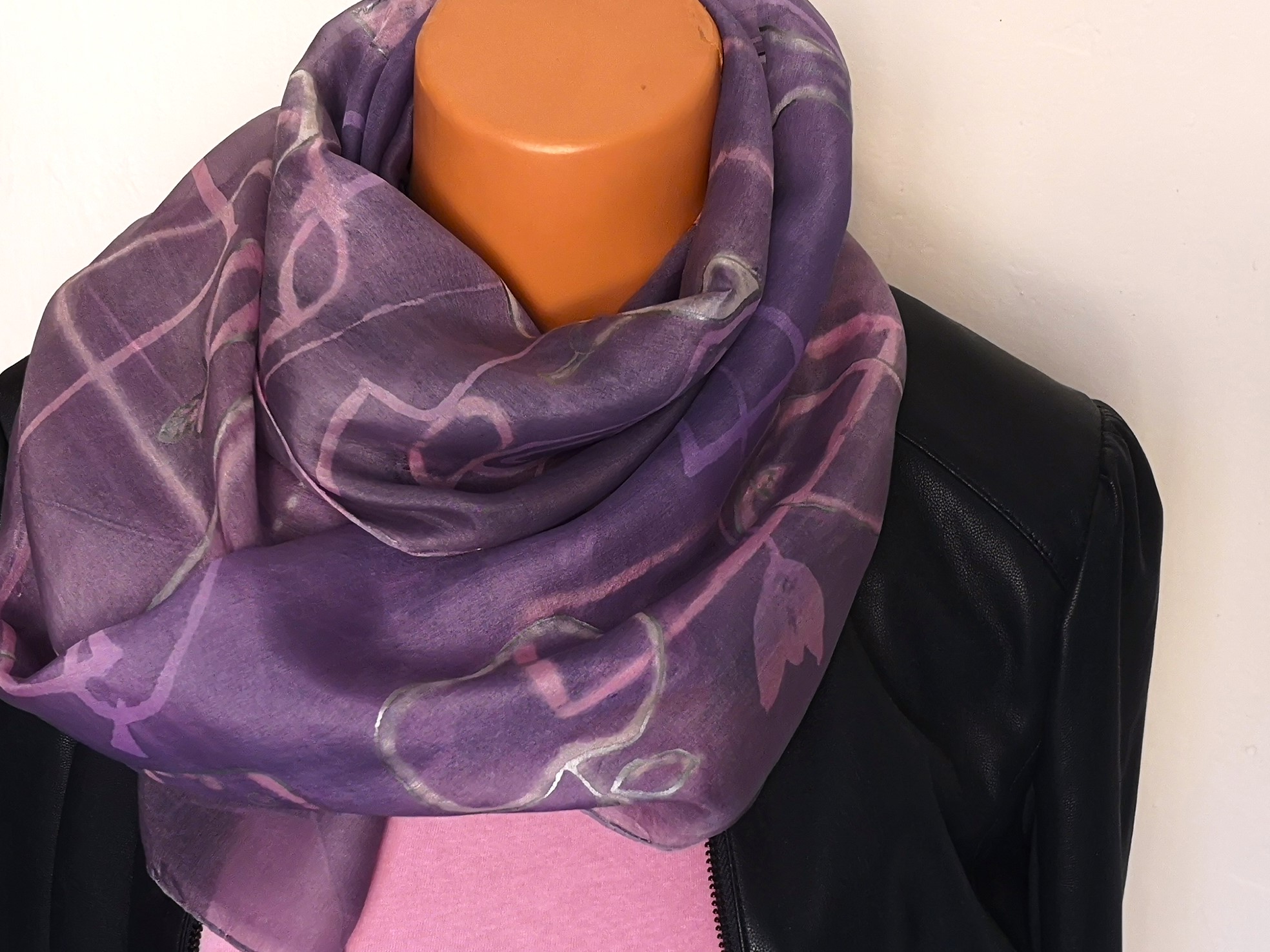 Originální hedvábná šála - Zátiší v pološeru