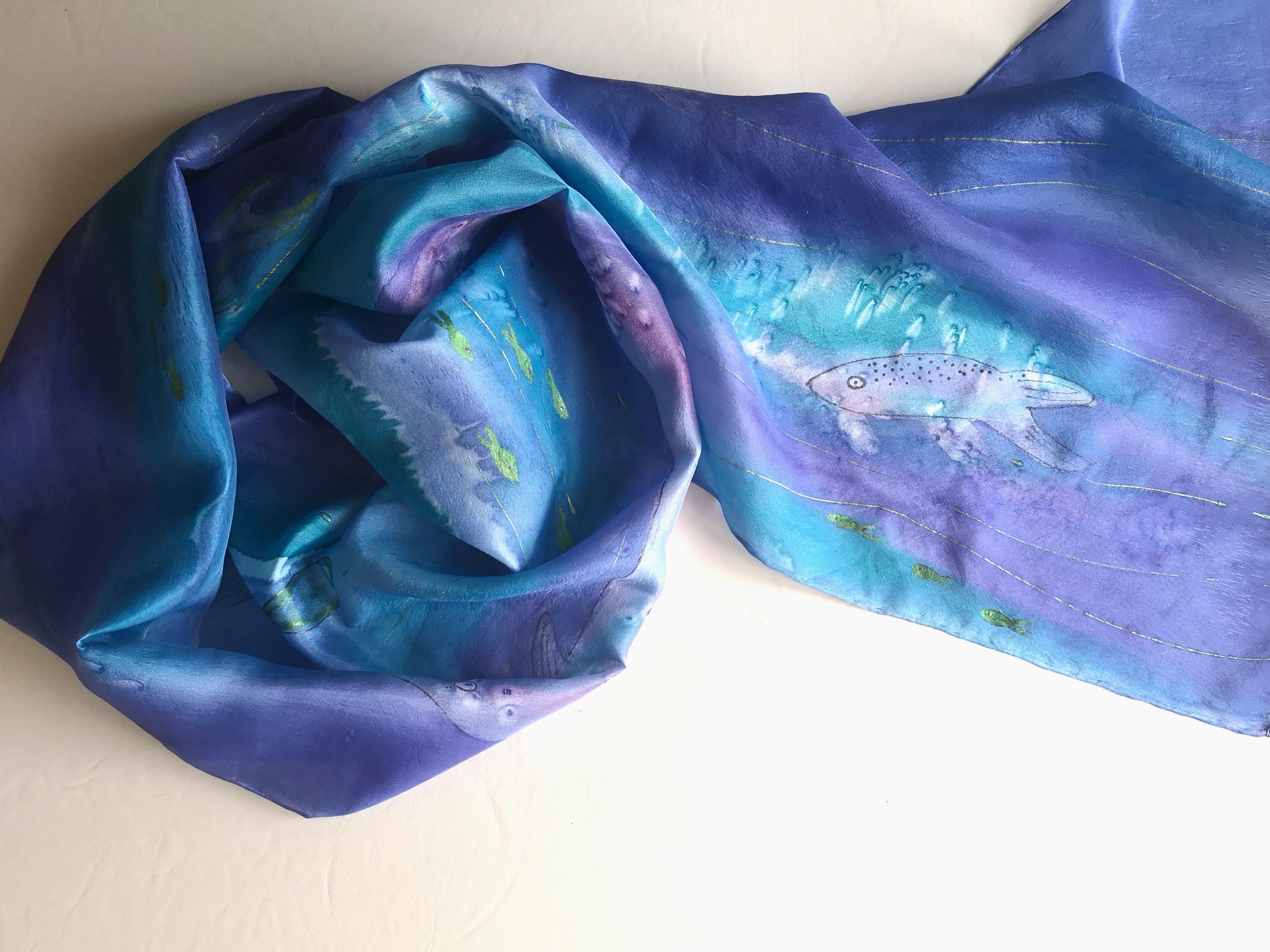 Ručně malovaný hedvábný šál: Ryba -světlo v hlubině 