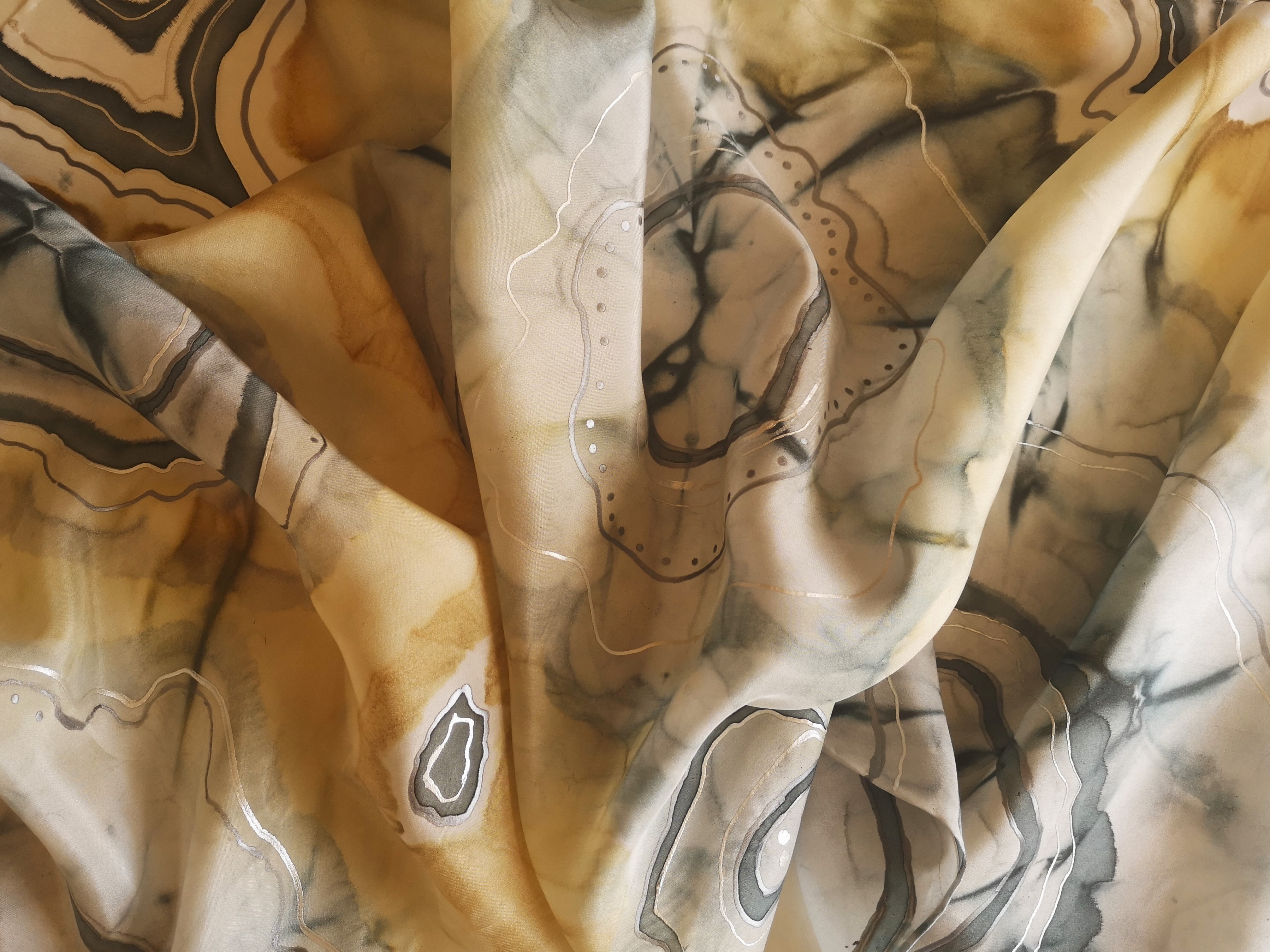 Hedvábný šál - Decentní jantarová