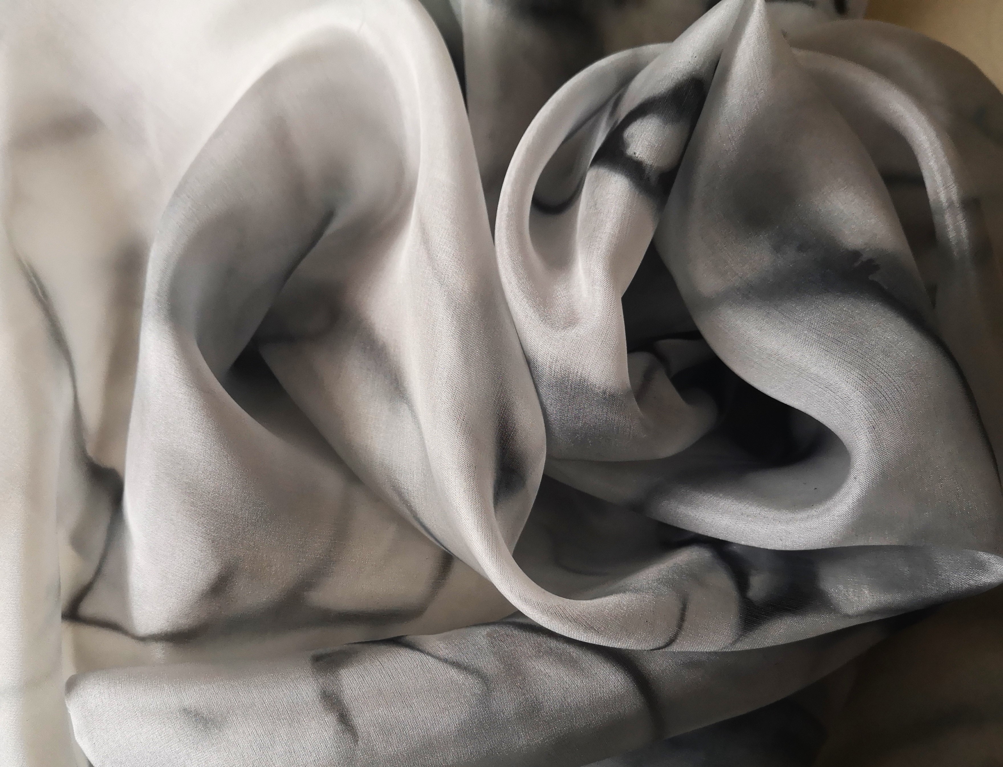 Hedvábný šátek - Černo bílý 