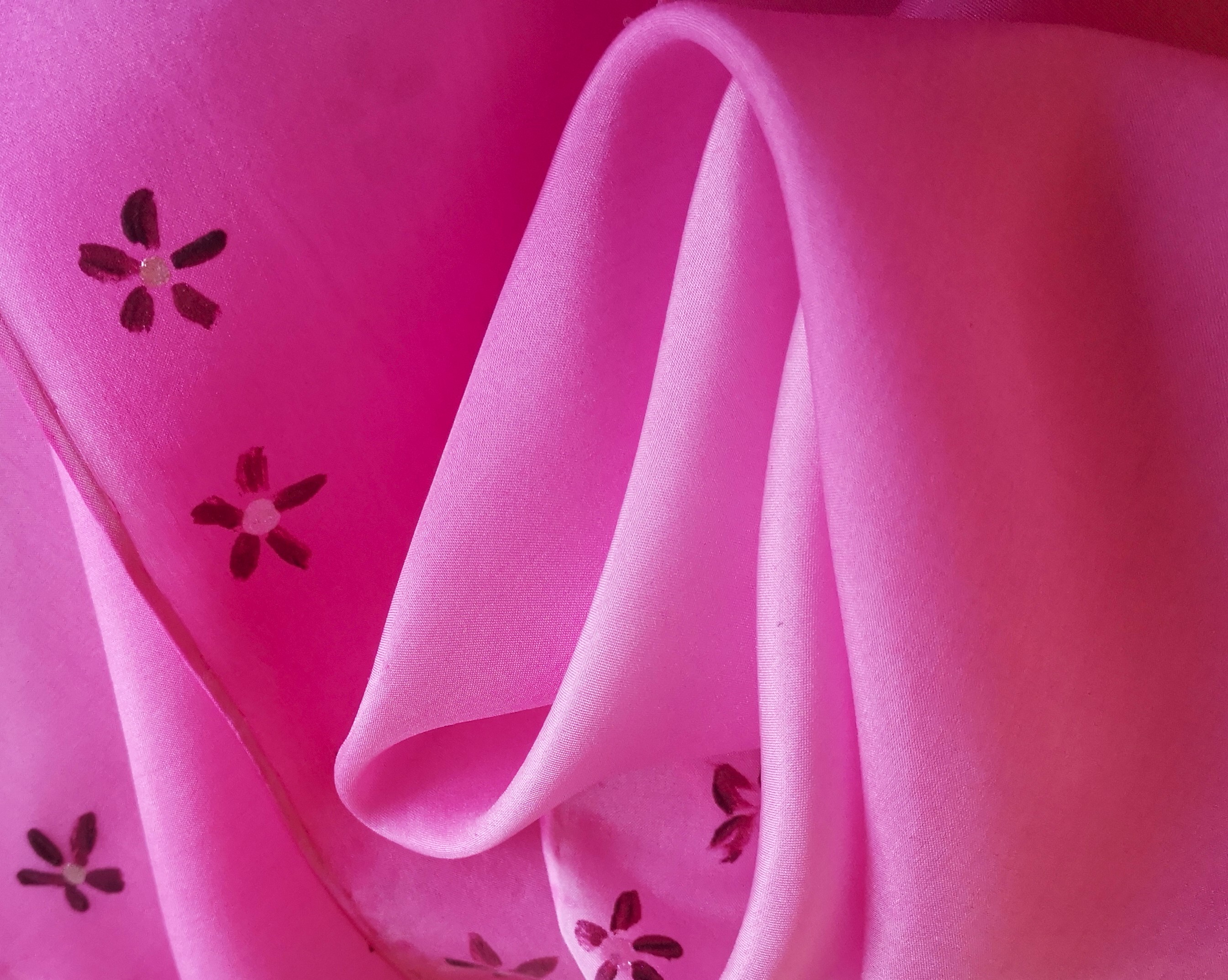 Hedvábný šál- Magenta s kytičkami