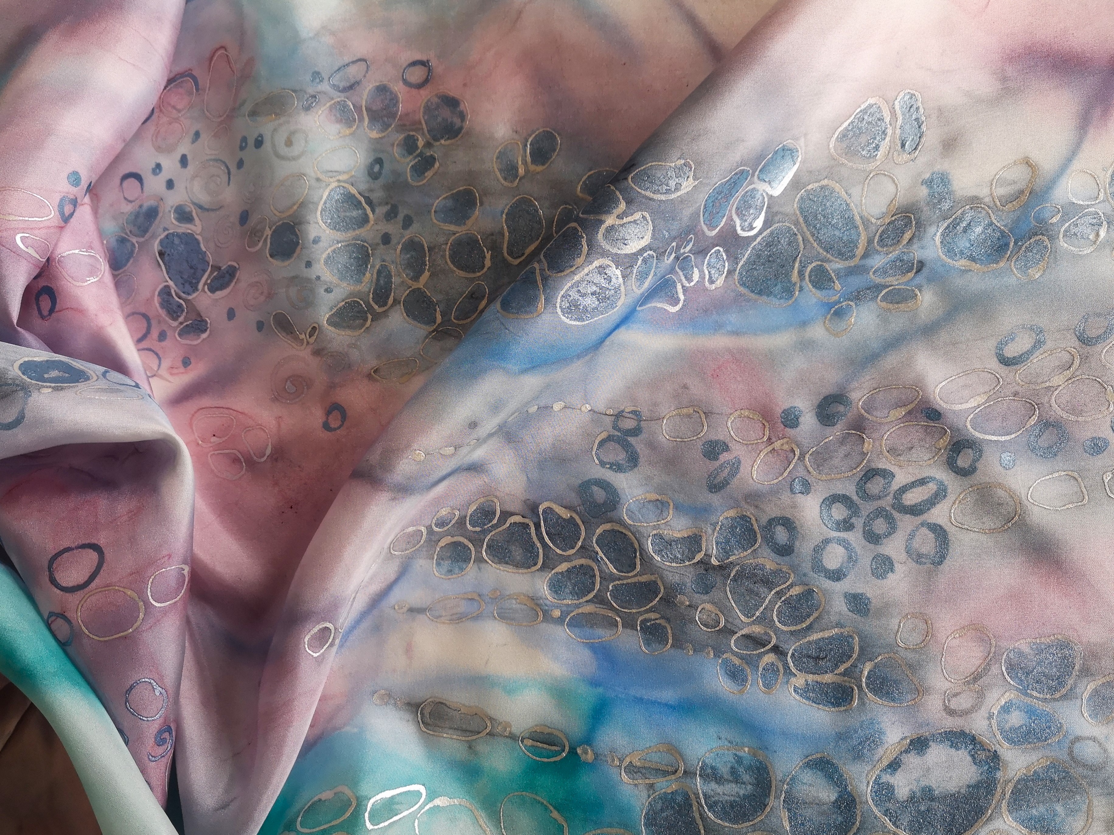 Luxusní hedvábná šála - Jemné odlesky na hladině