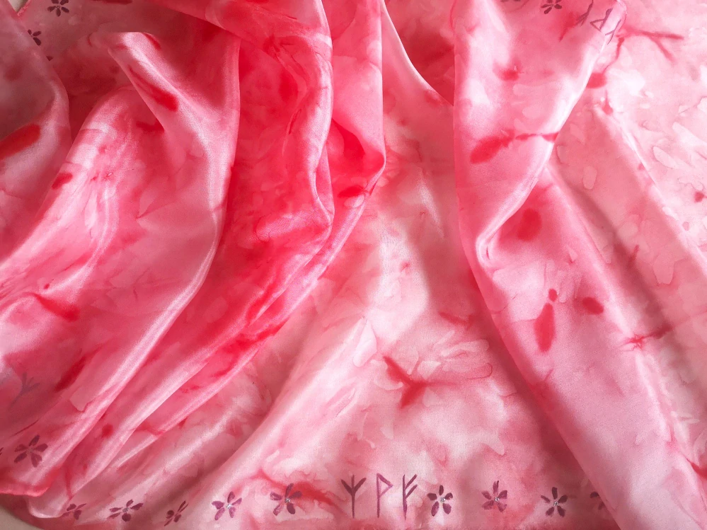 Originální hedvábná červená šála - Runy