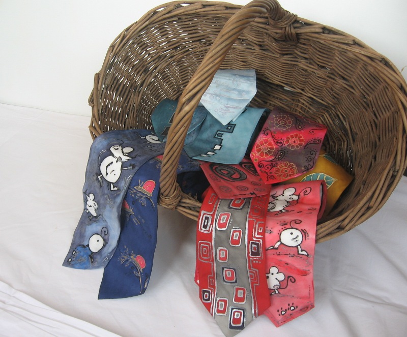 Světlá kravata, decentní motiv