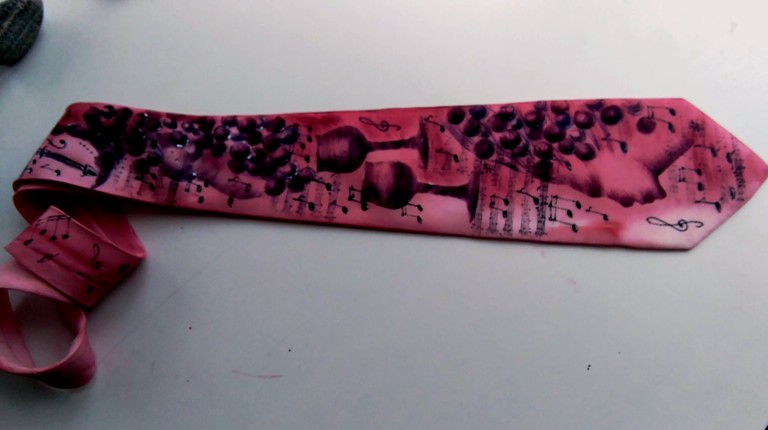 Originální kravata s motivem Víno, ženy, zpěv