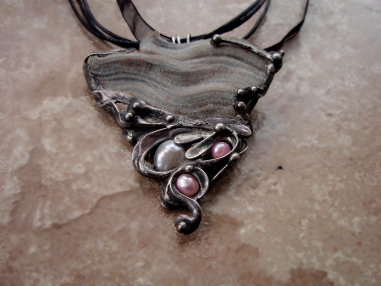 Autorský cínovaný šperk, chalcedon a perly