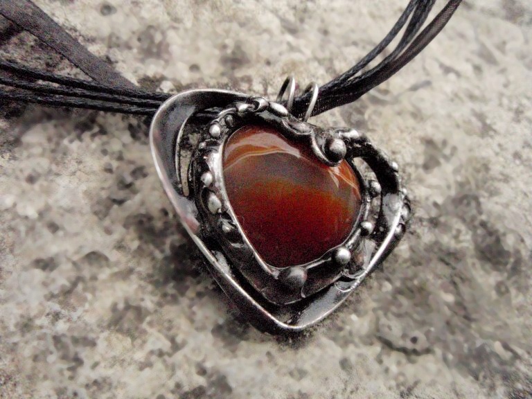 Cínovaný šperk, srdíčko z karneolu