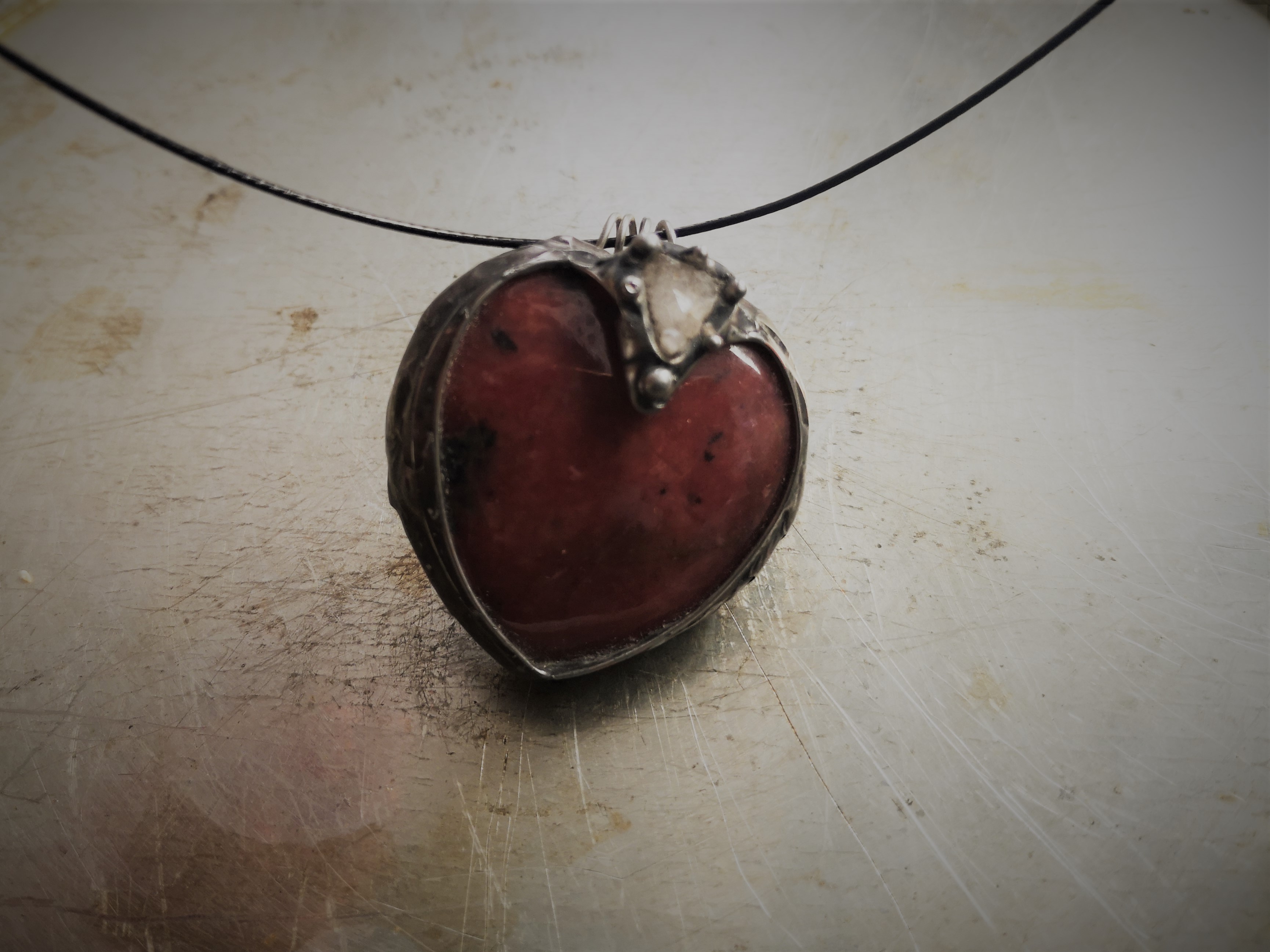 Cínovaný šperk srdíčko