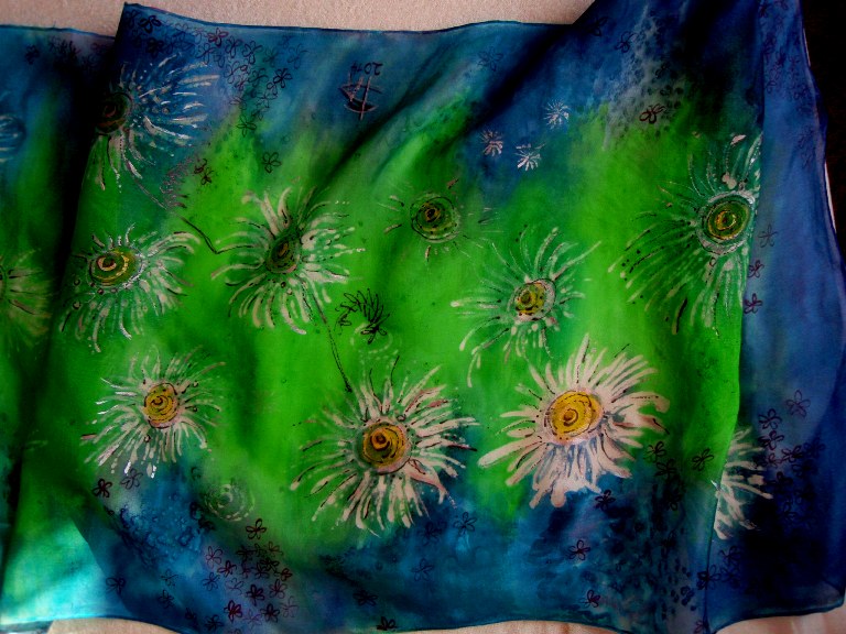 Malovaná hedvábná šála, Záhon kopretinek