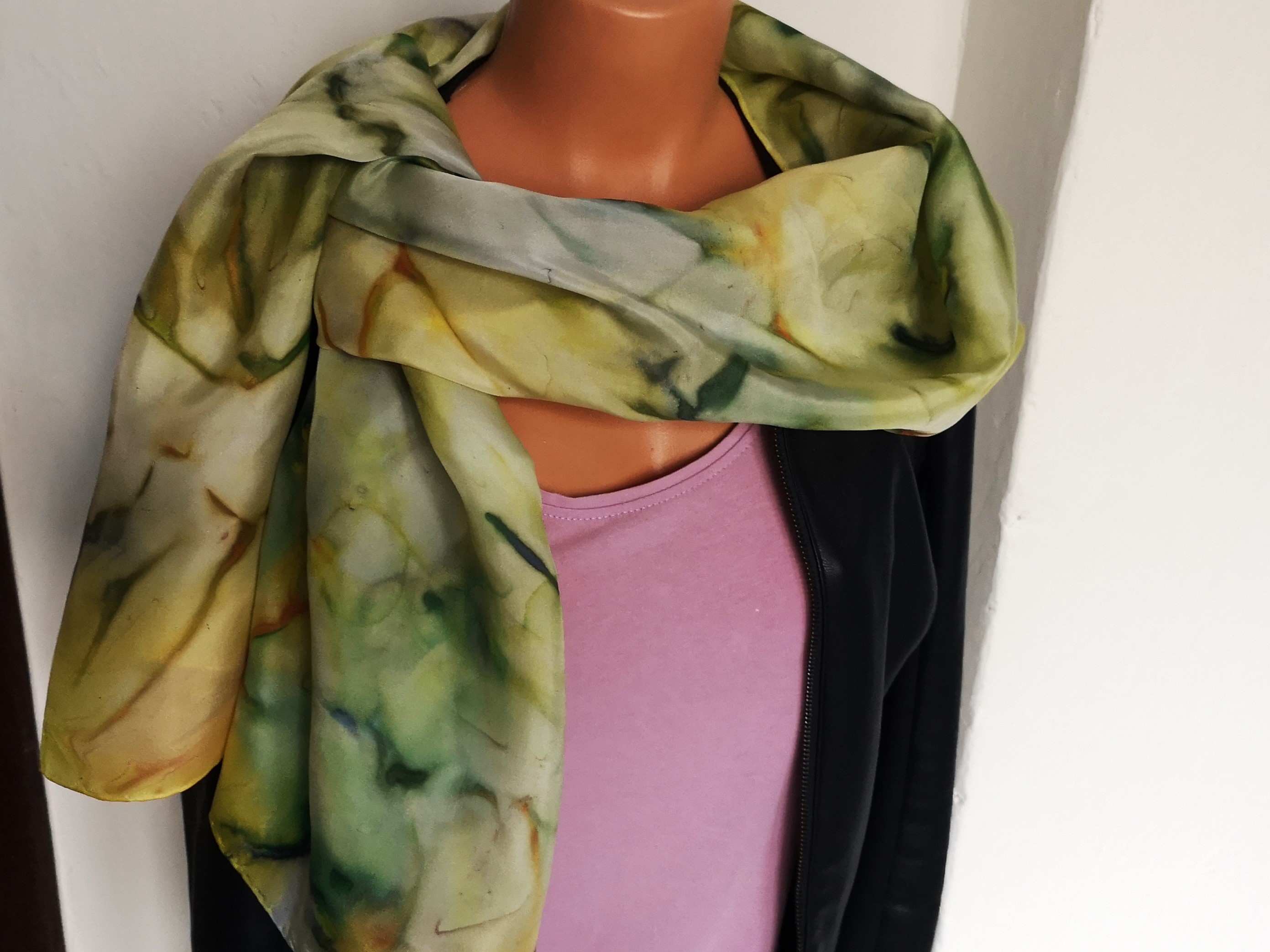 Hedvábný šál v módních zelených odstínech