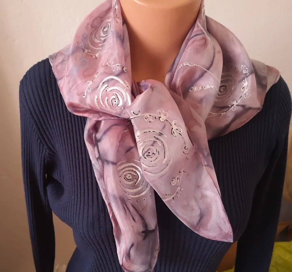 Letní hedvábný šátek- Fialkové variace