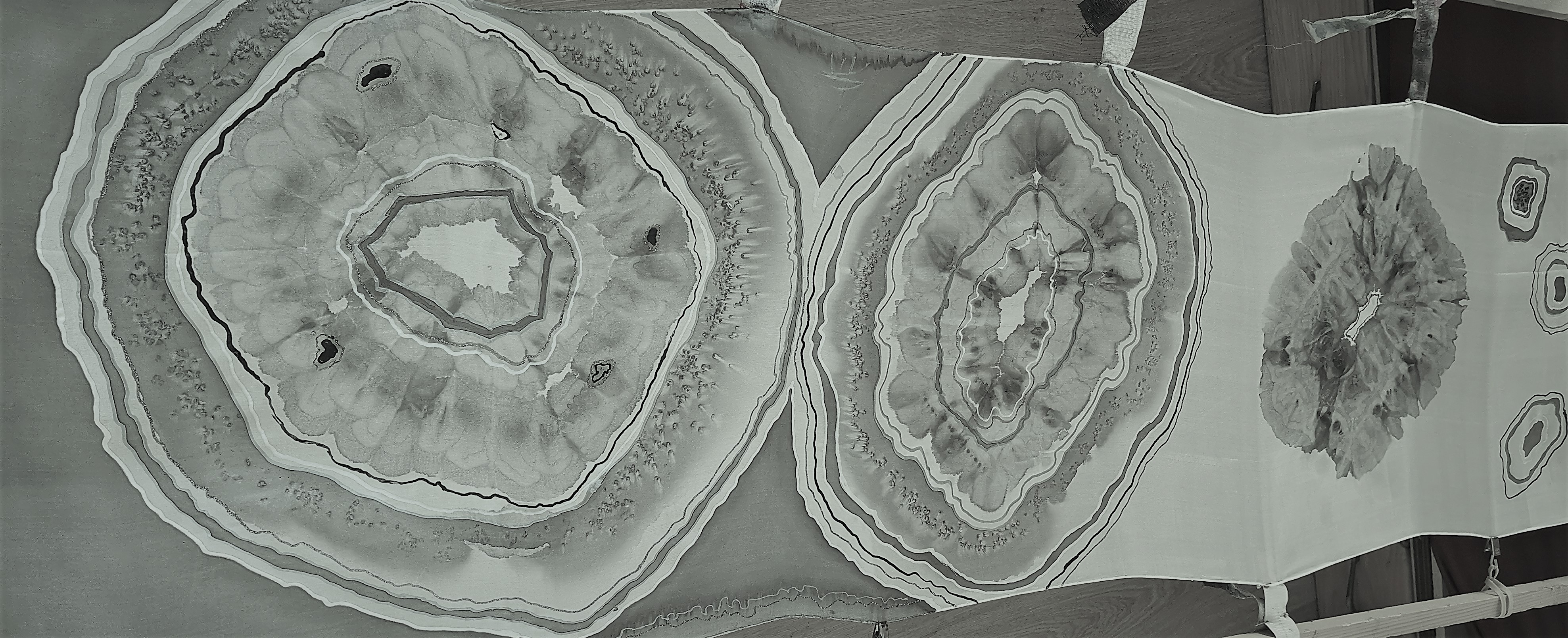 Hedvábná malovaná šála - Plátky v černobílé