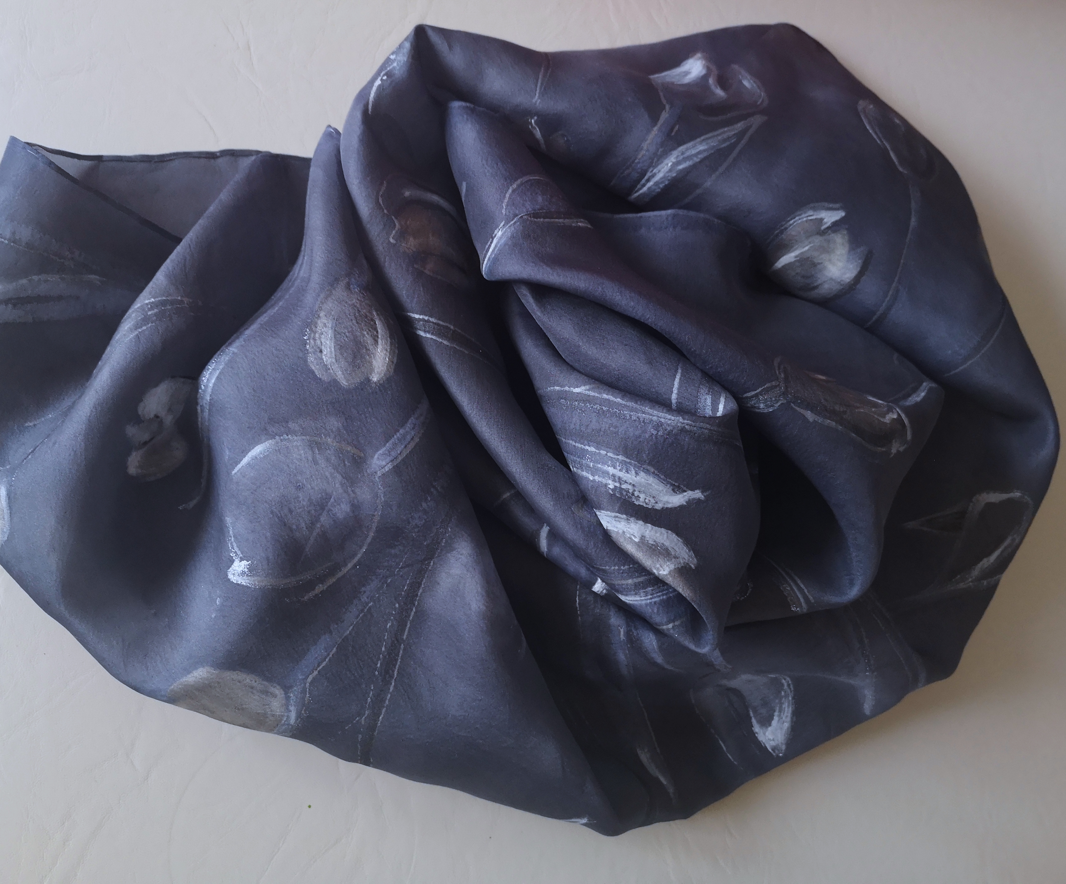 Hedvábná šála - Tulipány v šedobílém