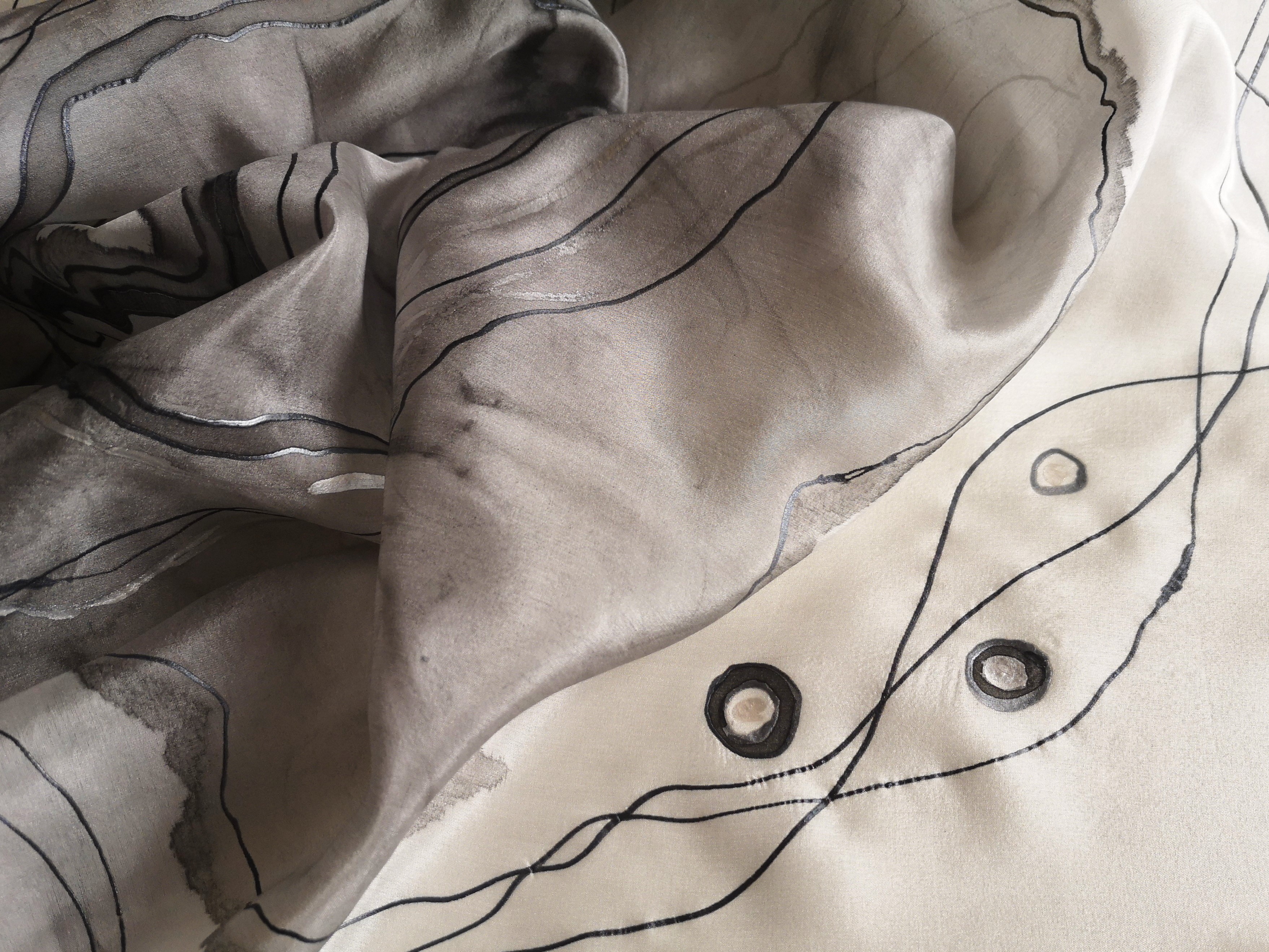 Hedvábný šátek - Černobílá entropie