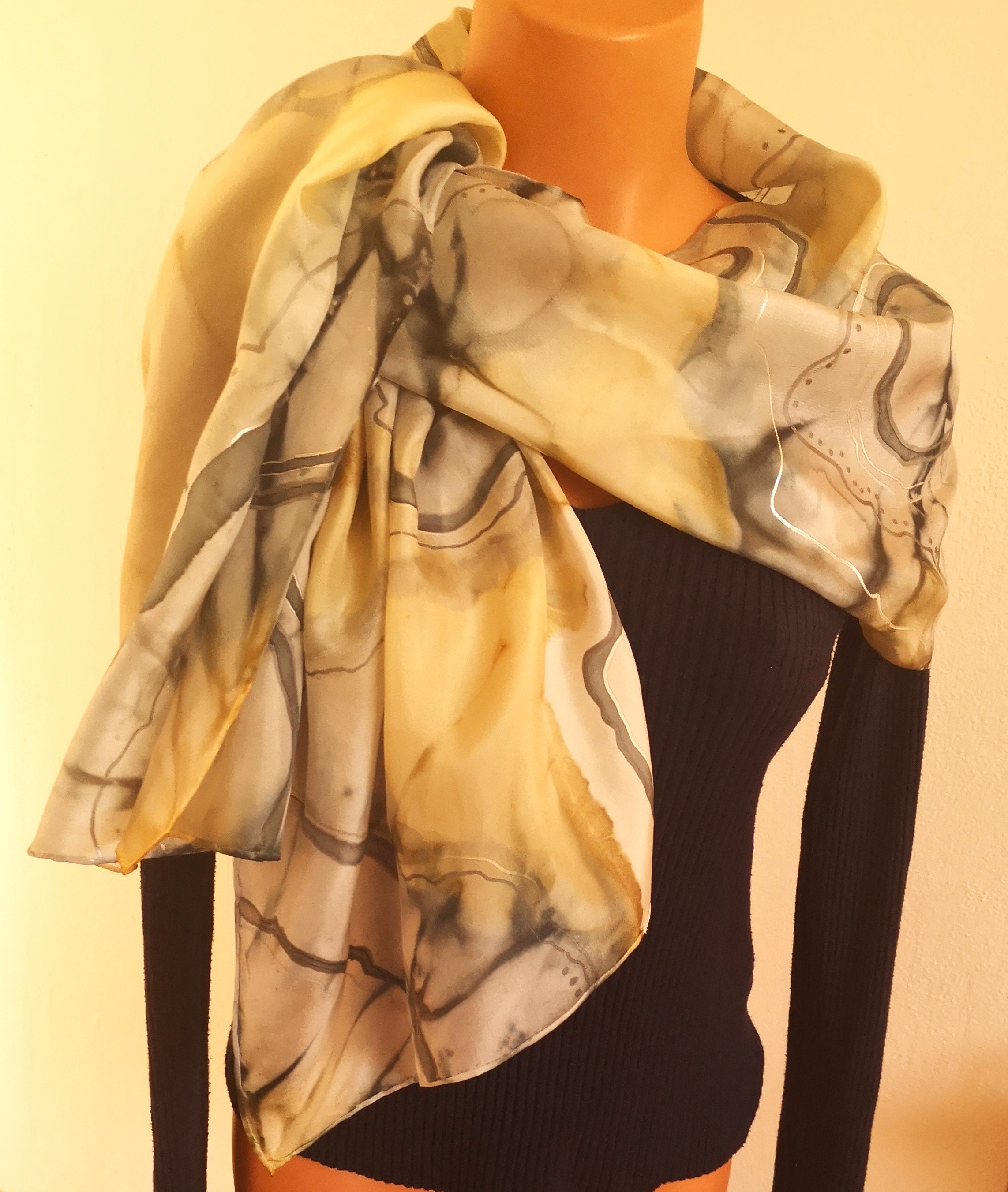 Hedvábný šál - Decentní jantarová