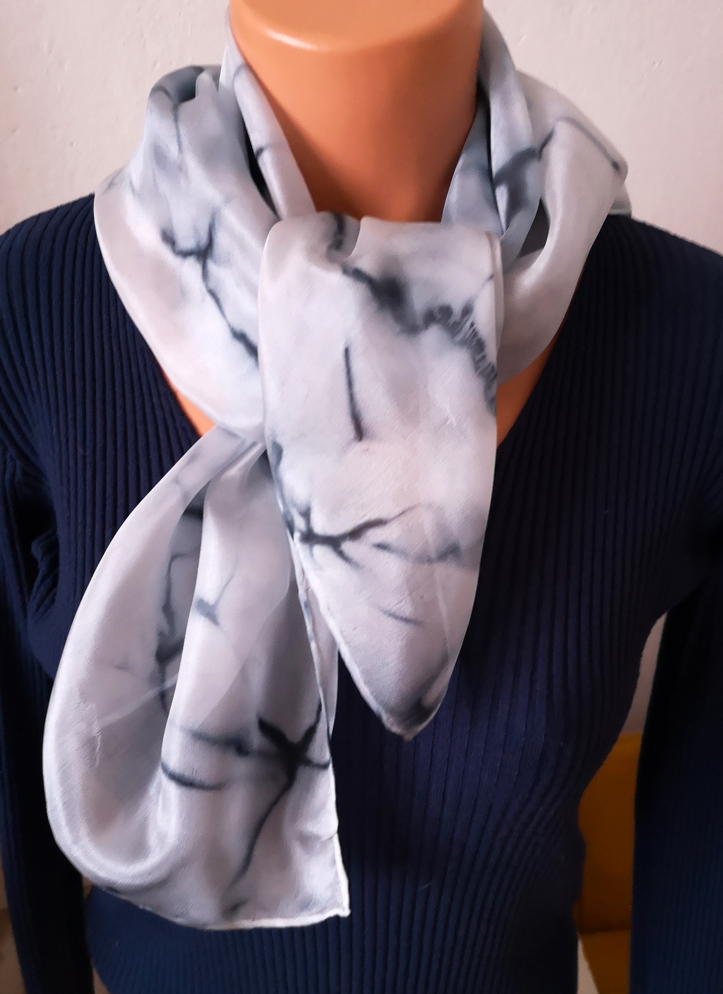 Hedvábný šátek - Jemná šedá