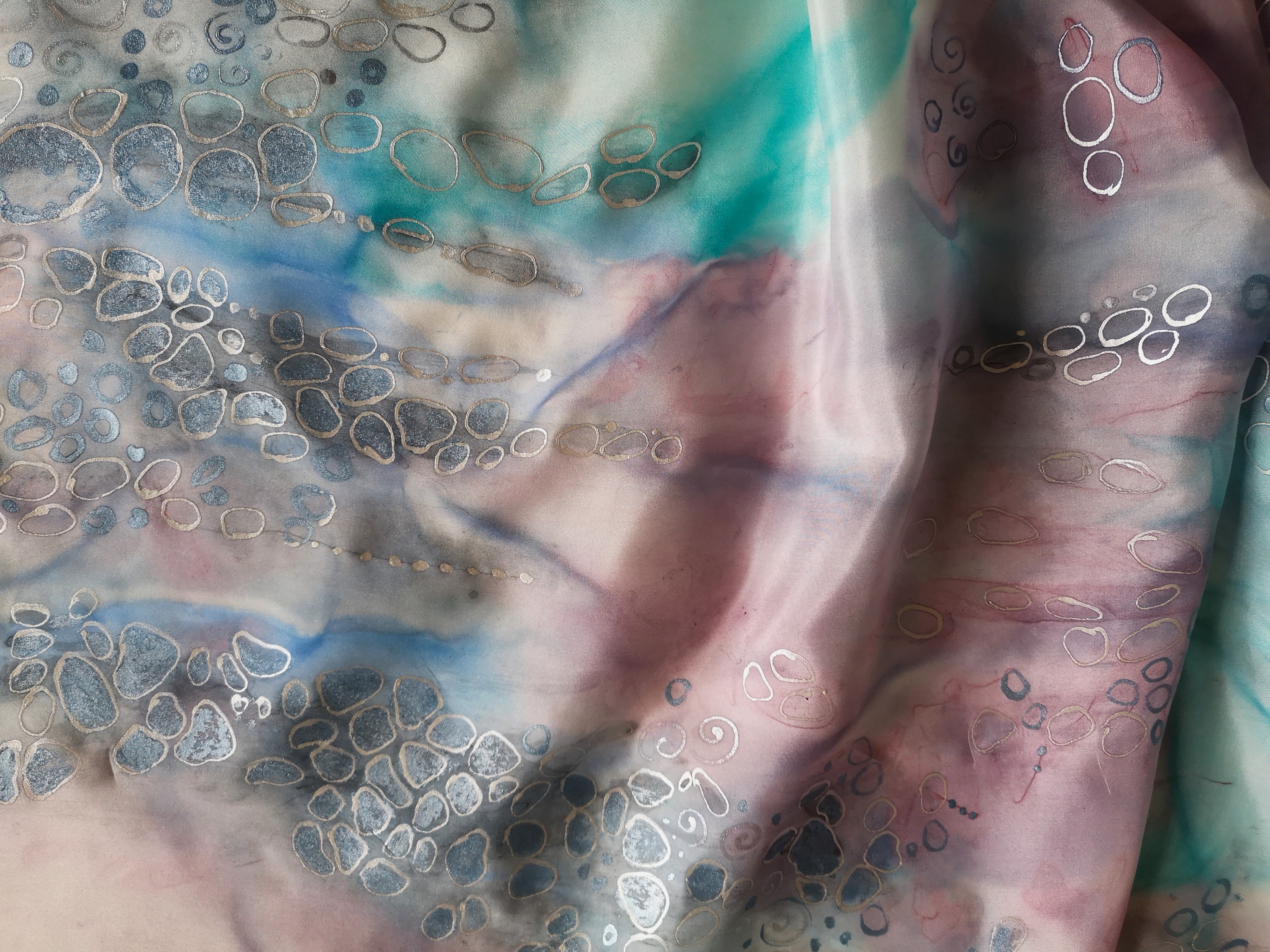 Luxusní hedvábná šála - Jemné odlesky na hladině