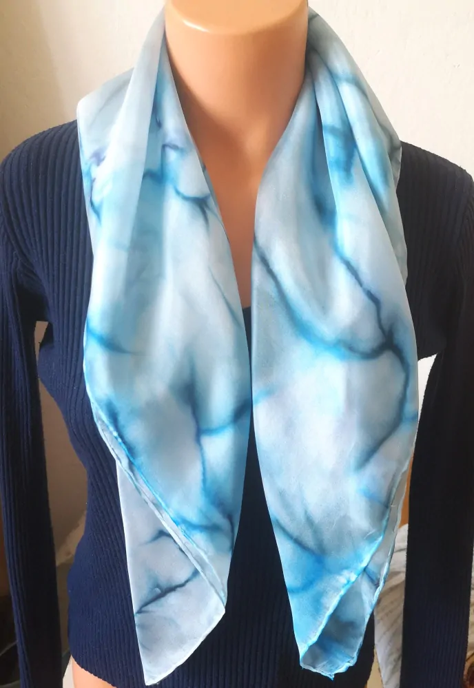 Hedvábný šátek - Povídání o vodičce